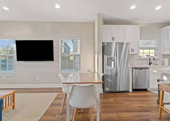 Holiday home Cheerful 3br Close To Downtown + Double Balcony
