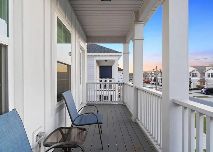 Holiday home Cheerful 3br Close To Downtown + Double Balcony Pensacola