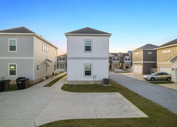 Cheerful 3br Close To Downtown + Double Balcony