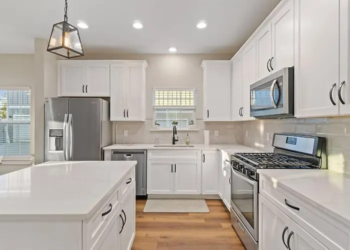 Cheerful 3br Close To Downtown + Double Balcony