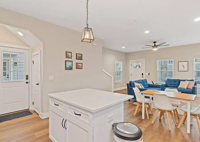 Holiday home Cheerful 3br Close To Downtown + Double Balcony *