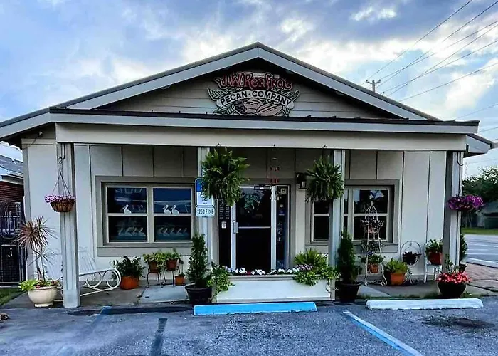 Cheerful 3br Close To Downtown + Double Balcony Holiday home Pensacola
