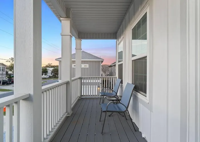 Cheerful 3br Close To Downtown + Double Balcony