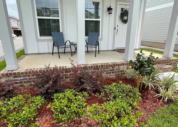 Cheerful 3br Close To Downtown + Double Balcony Holiday home