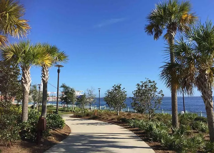 Cheerful 3br Close To Downtown + Double Balcony *