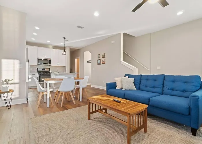 Holiday home Cheerful 3br Close To Downtown + Double Balcony *