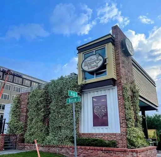 Cheerful 3br Close To Downtown + Double Balcony * Pensacola
