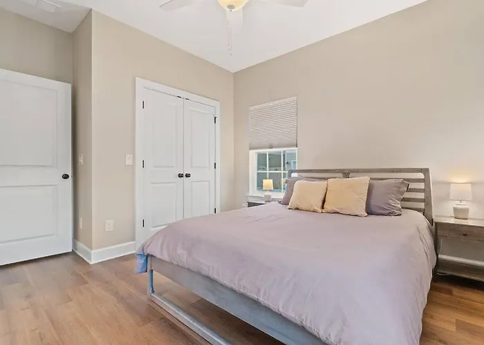 Cheerful 3br Close To Downtown + Double Balcony *