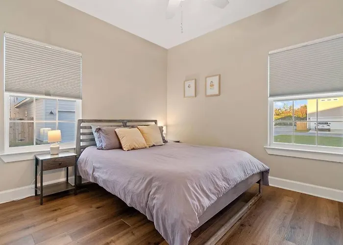 Holiday home Cheerful 3br Close To Downtown + Double Balcony
