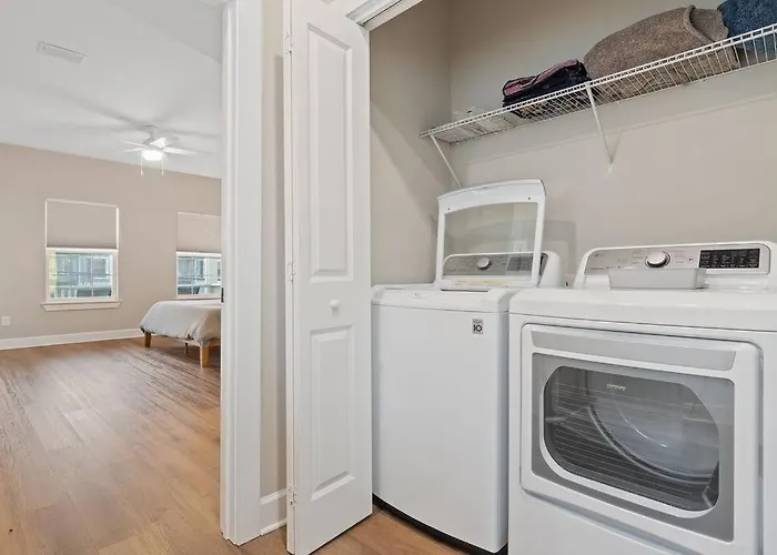 Cheerful 3br Close To Downtown + Double Balcony Holiday home