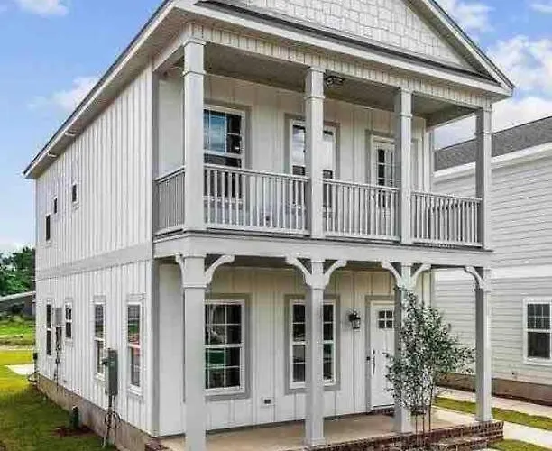 Cheerful 3br Close To Downtown + Double Balcony Holiday home Pensacola