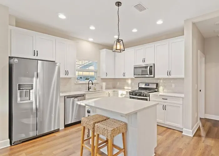 Cheerful 3br Close To Downtown + Double Balcony