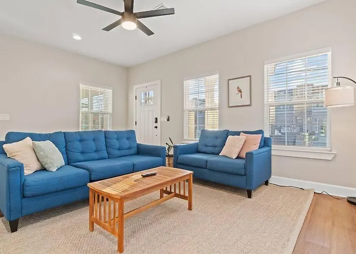 Holiday home Cheerful 3br Close To Downtown + Double Balcony *