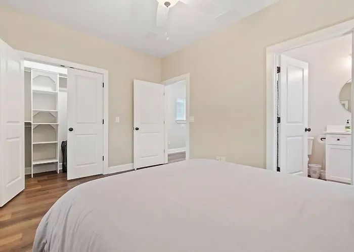 Cheerful 3br Close To Downtown + Double Balcony Holiday home