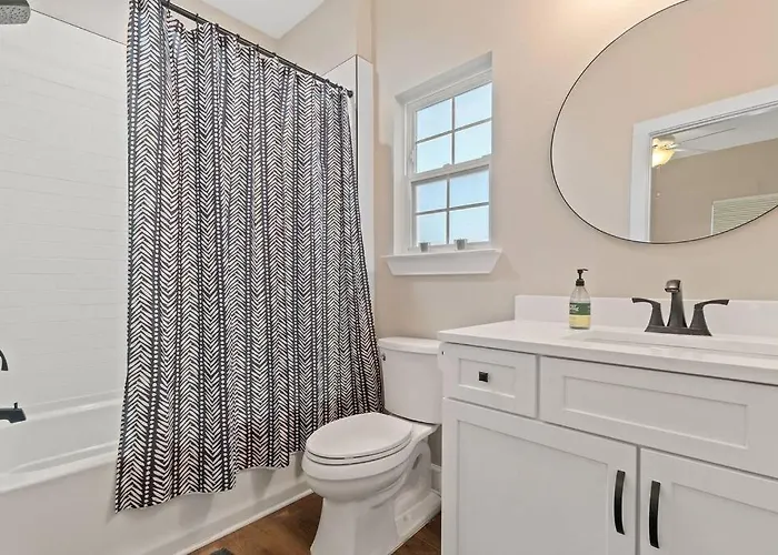 Cheerful 3br Close To Downtown + Double Balcony * Pensacola